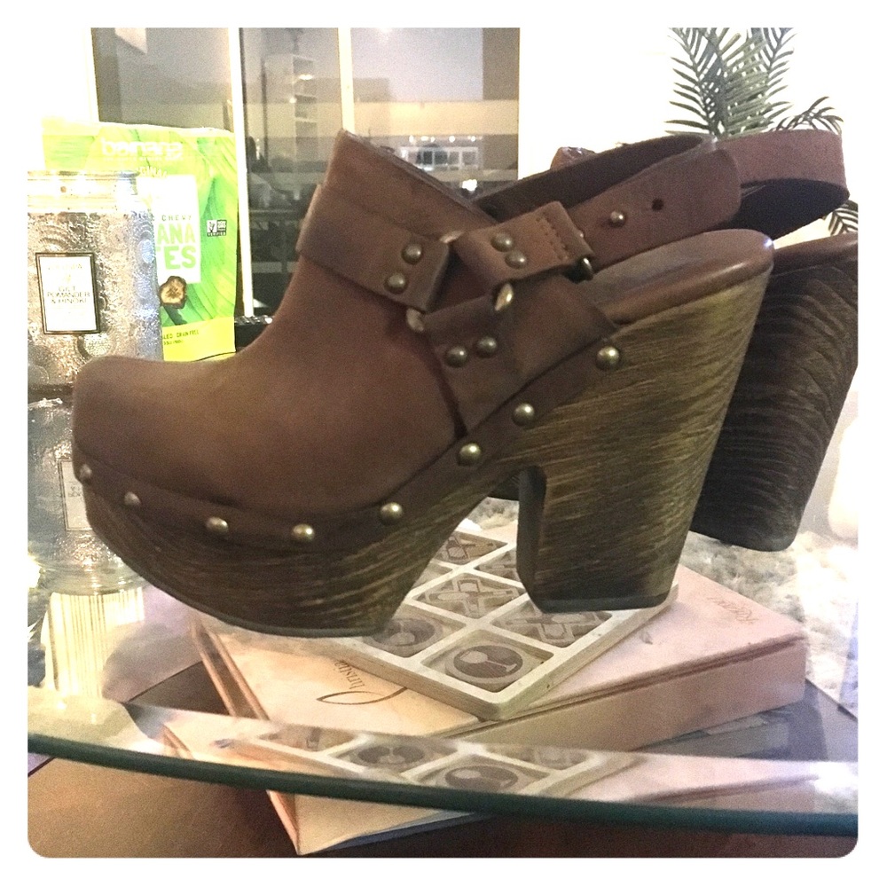 Brown clogs from korkease